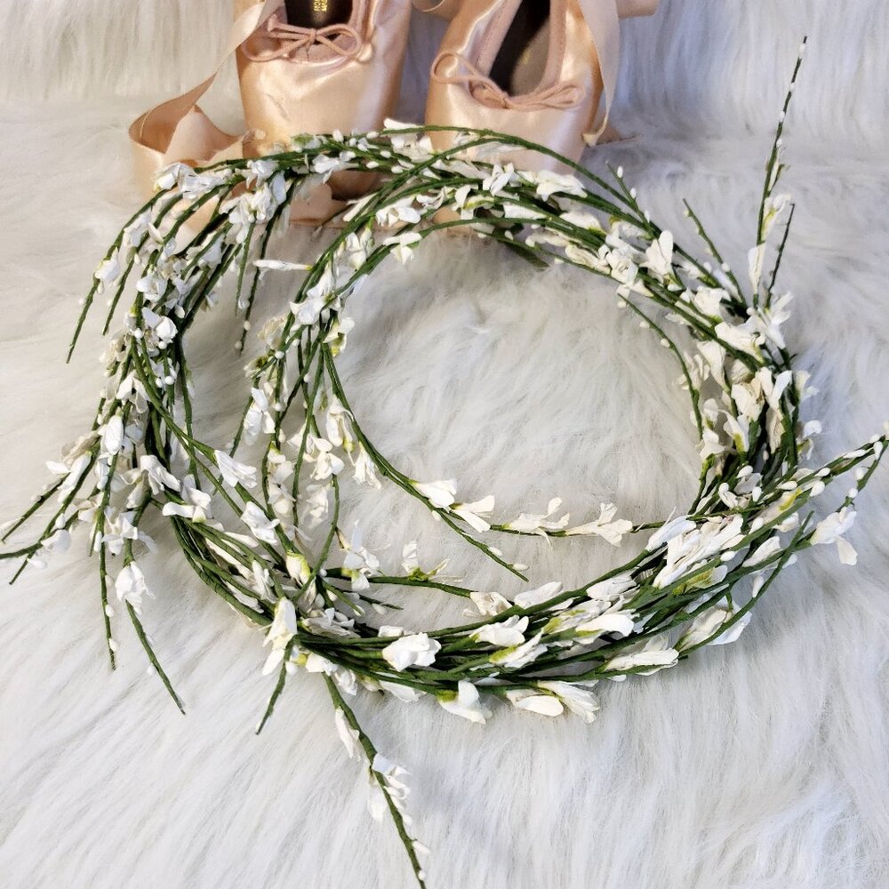 Vintage Faux Floral Nature Boquet Botanical  flowers garland Green/white